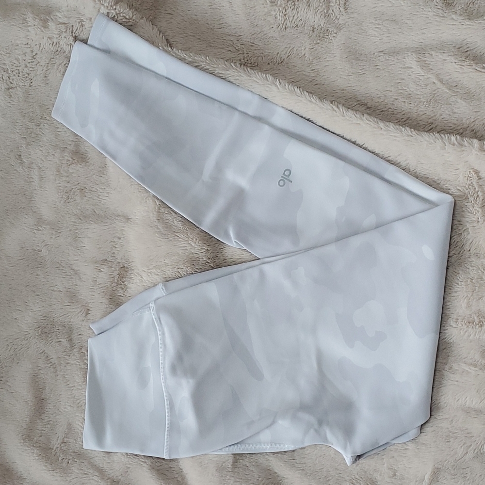 ALO Vapor Leggings in snow camo
